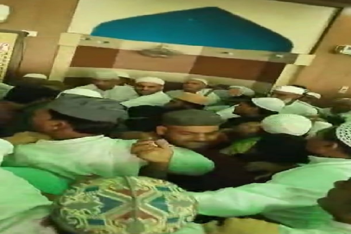 UP News: भाजपा और सपा समर्थकों के बीच मस्जिद के अंदर जमकर चले लात-घूंसे, वीडियो हुआ वायरल