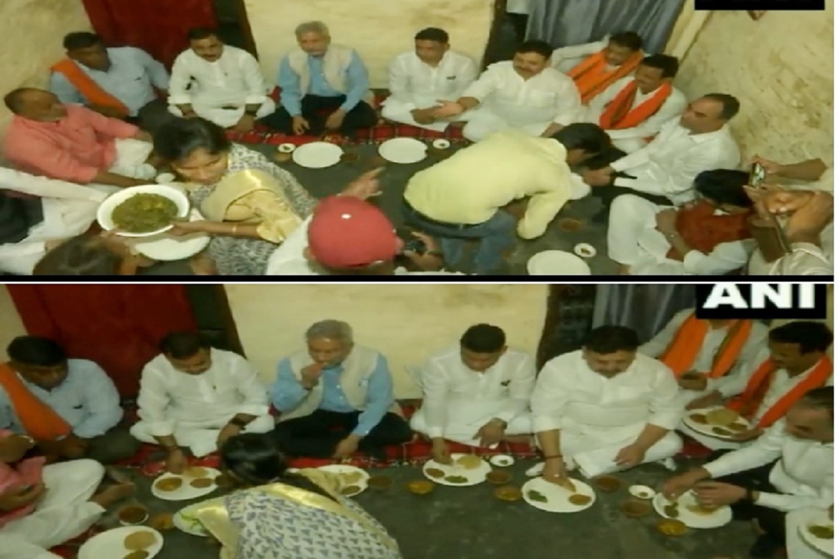Varanasi: जी-20 शिखर सम्मेलन के लिए वाराणसी पहुंचे विदेश मंत्री एस जयशंकर ने दलित के घर किया नाश्ता, बोले- स्वादिष्ट था