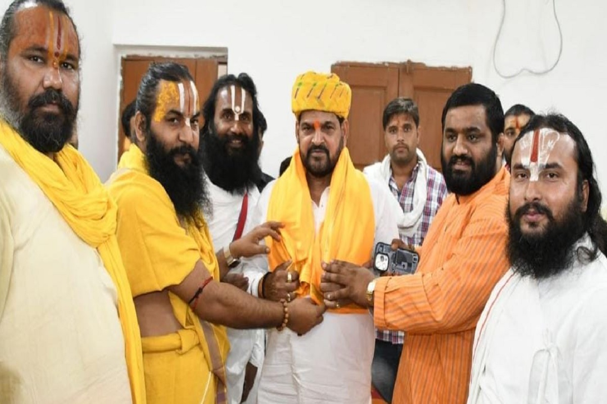 Ayodhya: भाजपा सांसद बृजभूषण शरण सिंह के समर्थन में एकजुट हुए अयोध्या हनुमानगढ़ी के संत, भारत बंद की तैयारी