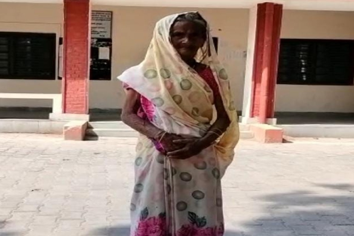 Muzaffarnagar: बुजुर्ग मां को मरा बताकर बेटी और दामाद ने हड़पी जमीन, 8 साल से खा रहीं दर-दर ठोकरें, अधिकारियों से बोलीं- “मैं जिंदा हूं”  