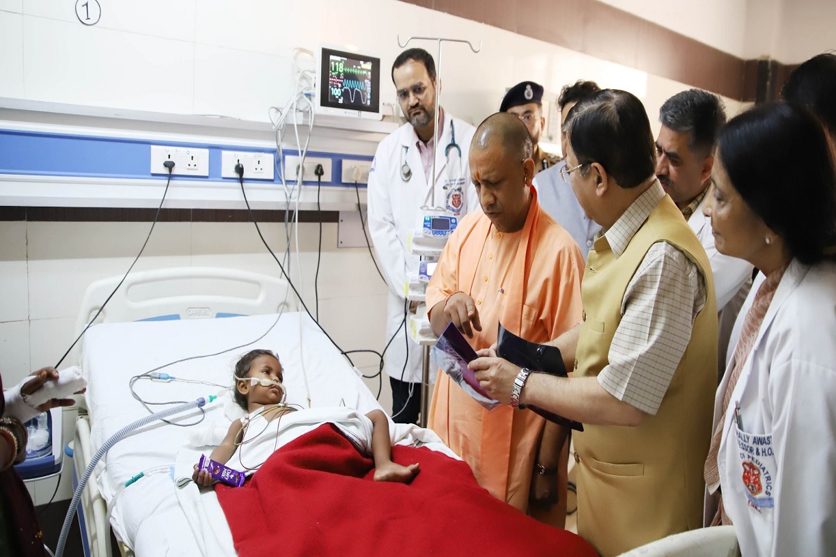 Lucknow: माफिया संजीव जीवा गोलीकांड में घायल बच्ची का हाल जानने ट्रामा सेंटर पहुंचे सीएम योगी