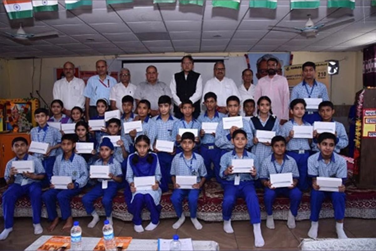 Jammu-Kashmir: जम्मू कश्मीर में पहला डिजिटल क्लास लॉन्च, ‘आश्रय’ ने छात्रों को दिए टैबलेट