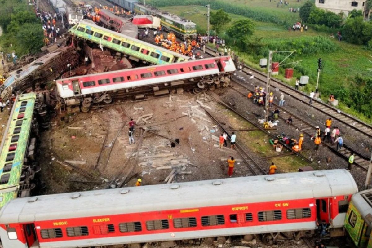 Odisha Train Accident: क्या होता है इंटरलॉकिंग सिस्टम ? ग्रीन सिग्नल के बावजूद क्यों लूप लाइन पर चली गयी कोरोमंडल एक्सप्रेस, जानिए हादसे की पूरी सच्चाई 