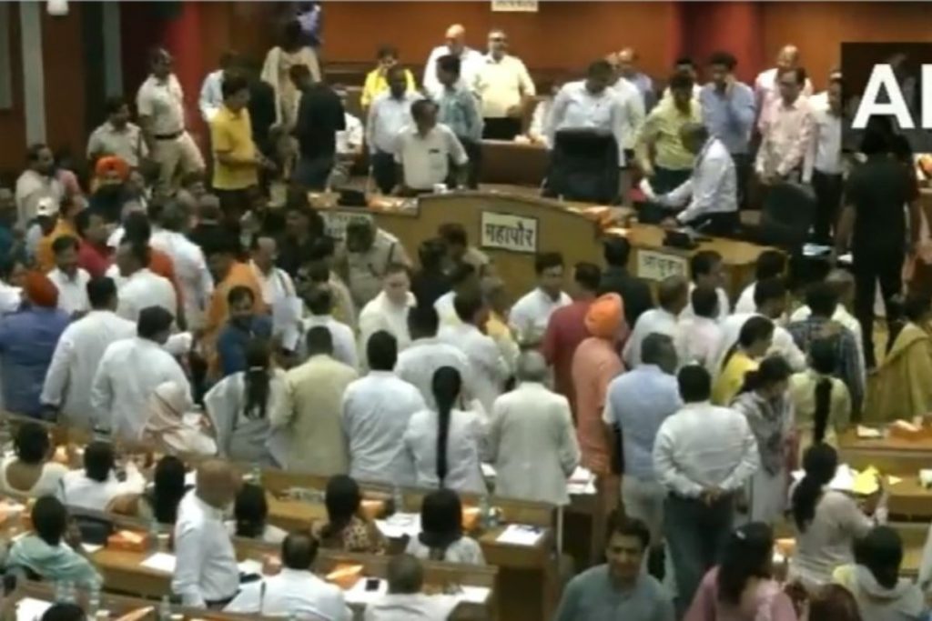 Delhi Politics: एमसीडी में हंगामा