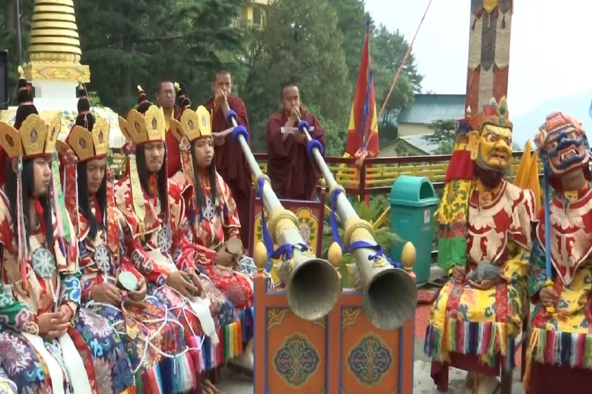 तिब्बती बौद्ध भिक्षुओं ने धूमधाम से मनाया गुरु पद्मसंभव का जन्मदिन, लामा नृत्य कर लंबी उम्र के लिए की प्रार्थना