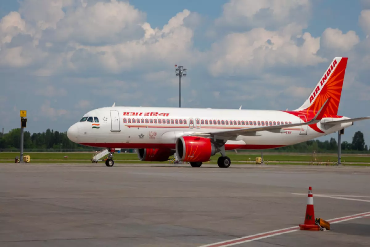मुंबई से दिल्ली आ रही एयर इंडिया की फ्लाइट में यात्री ने किया पेशाब, एयरपोर्ट पर गिरफ्तार