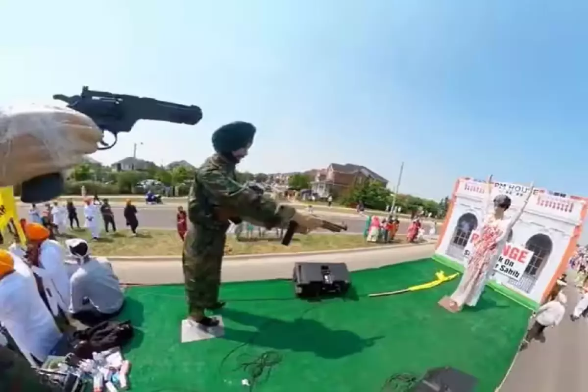 VIDEO : खालिस्तान समर्थकों ने की कायराना हरकत, झांकी में शामिल किया खून से लथपथ पूर्व पीएम इंदिरा गांधी का पुतला, कांग्रेस ने कही ये बात…