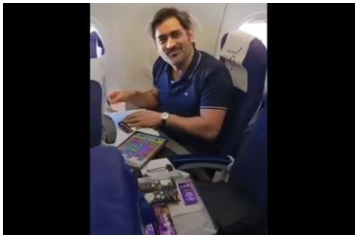 VIDEO: फ्लाइट में कैंडी क्रश खेलते दिखे माही, एयरहोस्टेस ने किया कुछ ऐसा देखते रह गए MS Dhoni