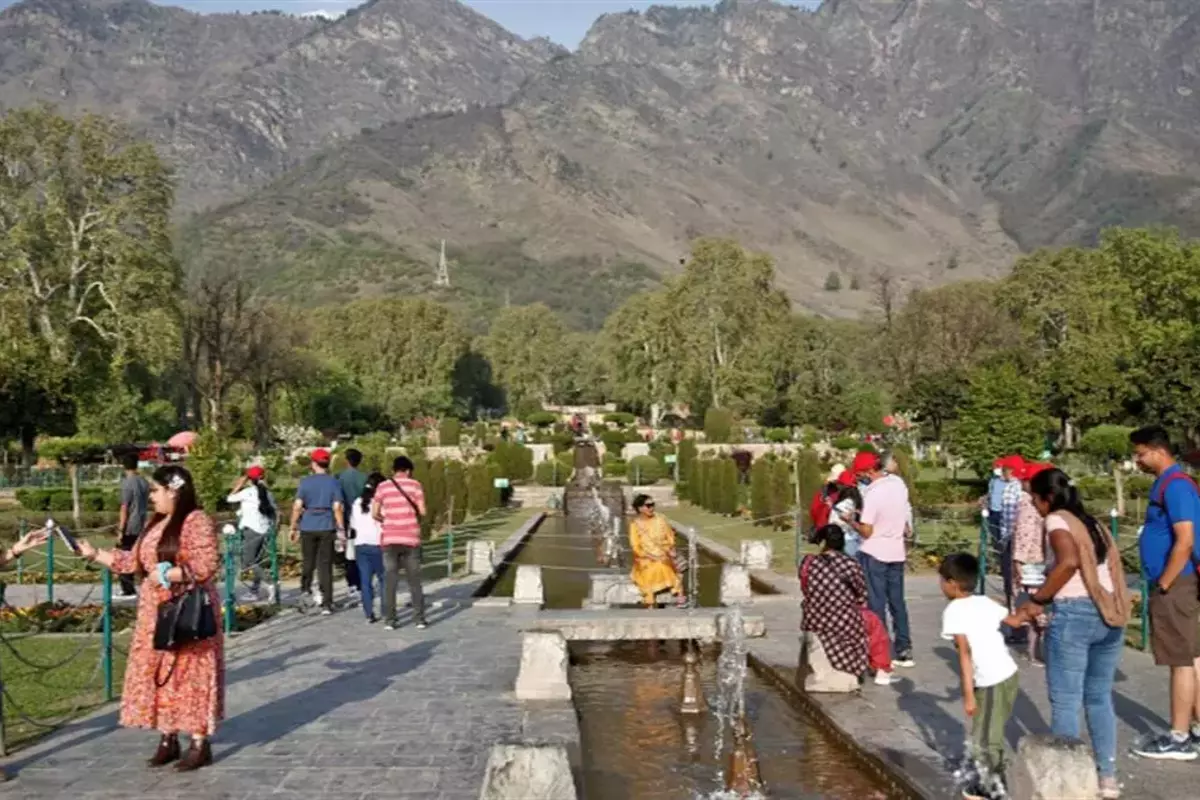 जम्मू और कश्मीर से धारा 370 हटने के बाद पर्यटकों के संख्या में जबरदस्त इजाफा- रिपोर्ट