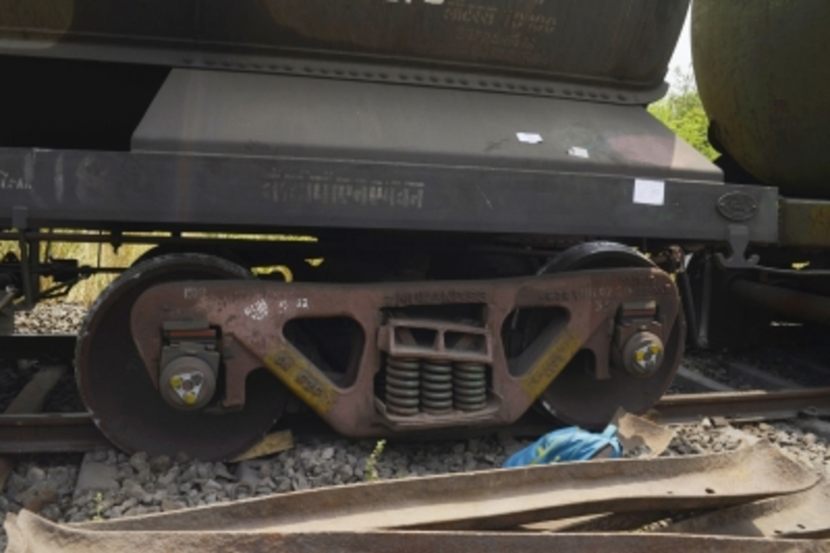 चेन्नई में पटरी से उतरी ट्रेन, एक सप्ताह में तीसरी बार हुआ हादसा, ट्रैक और कोच की मरम्मत में जुटे कर्मचारी