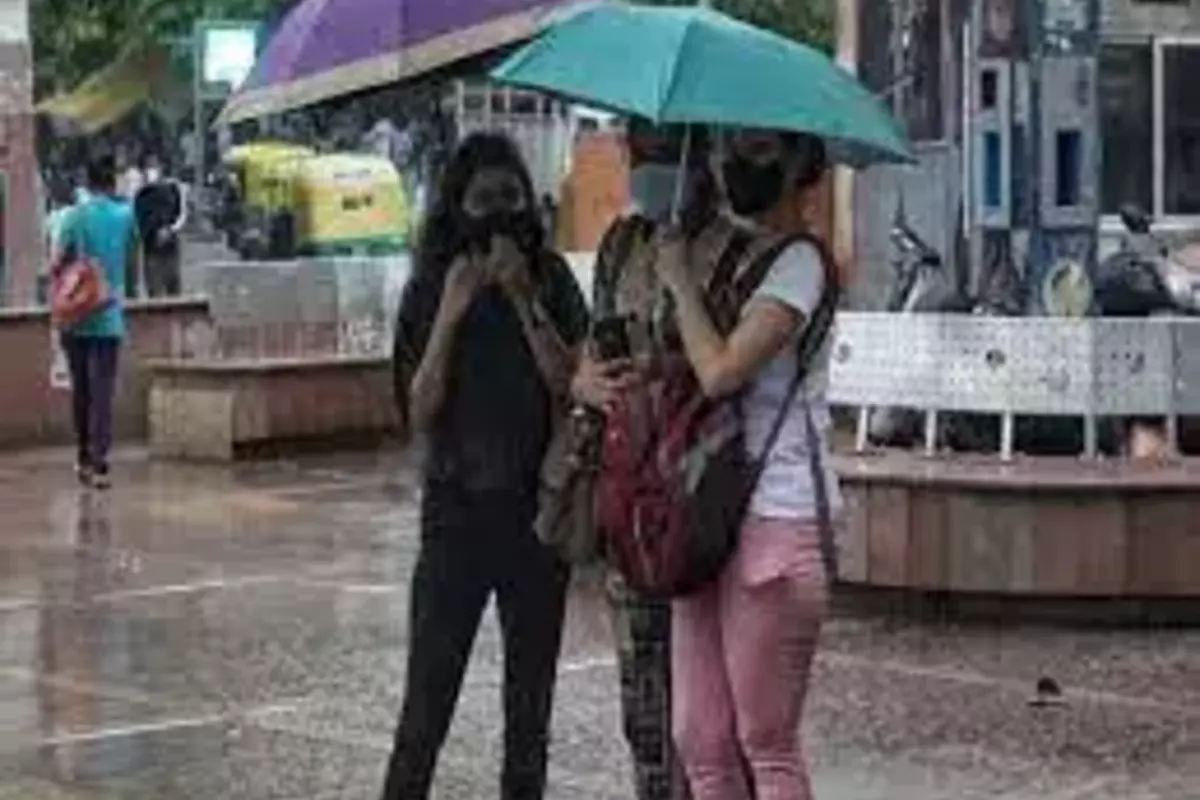 Delhi Weather: दिल्ली-एनसीआर में चिपचिपी गर्मी से मिलेगी राहत, मौसम विभाग ने बताया आज तेज हवा के साथ बारिश के आसार
