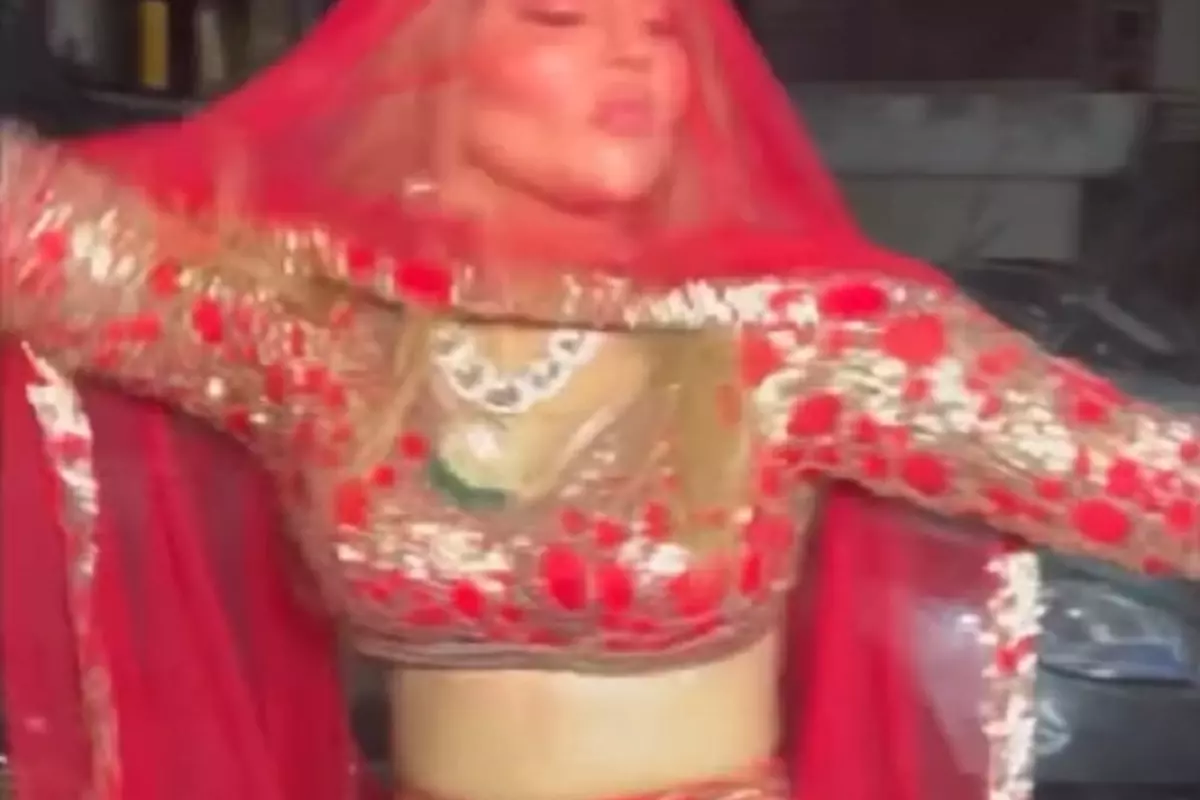 Video: राखी सावंत ने दी अपने तलाक की पार्टी, लहंगा पहन ढोल-नगाड़े पर किया जमकर डांस, कहा- सैड नहीं…