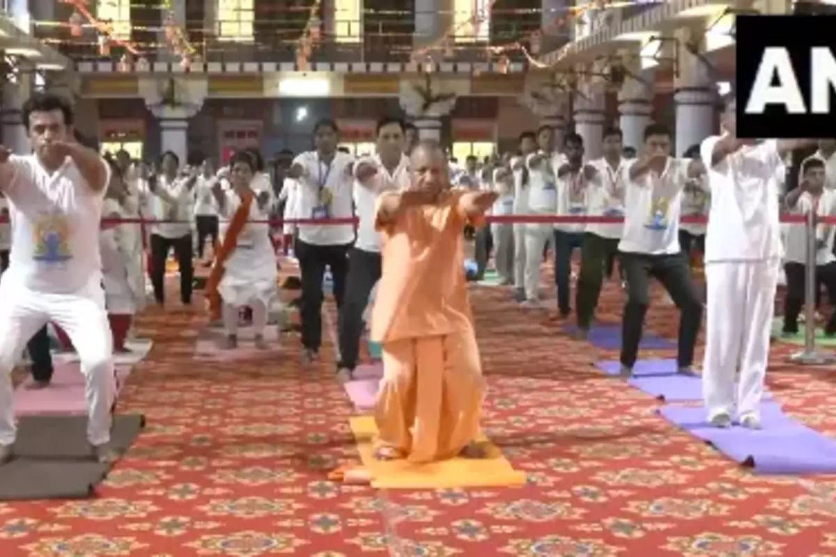 World Yoga Day 2023: मुख्यमंत्री योगी आदित्यनाथ ने गोरखनाथ मंदिर में किया Yoga, बोले- योग संपूर्ण जीवन पद्धति, जीवन का अनुशासन है