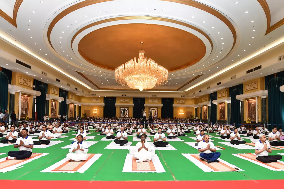 राष्ट्रपति-उपराष्ट्रपति समेत इन हस्तियों ने किया Yoga, द्रौपदी मुर्मू बोलीं- योग हमारी सभ्यता की महान उपलब्धियों में से एक है