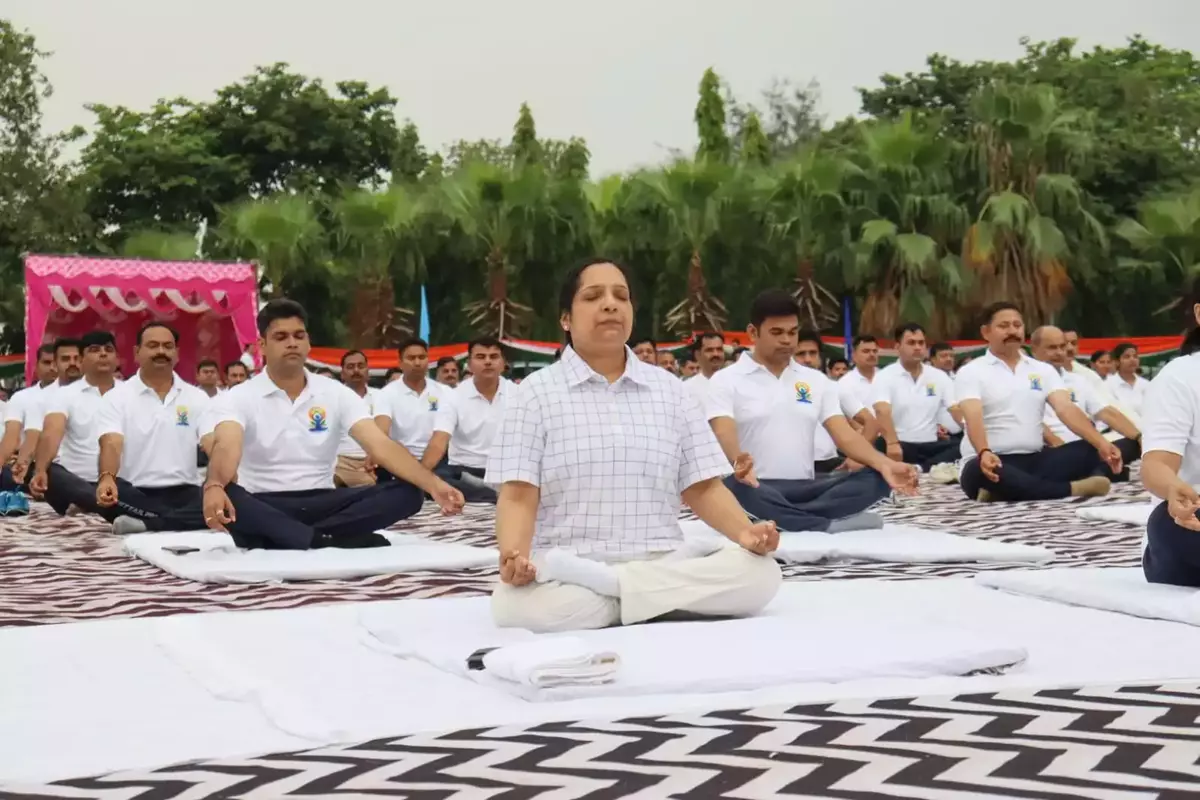 International Yoga Day: एक हजार पुलिस कर्मियों के साथ Police Commissioner लक्ष्मी सिंह ने किया योगाभ्यास