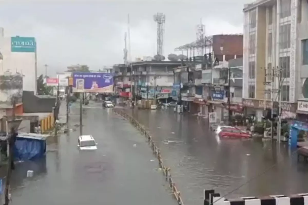 Mansoon in Haridwar: “हरिद्वार की सड़कों पर अब लो राफ्टिंग का मजा”, मानसून की पहली ही बारिश में नदी बनीं शहर की सड़कें, डूब गईं गाड़ियां