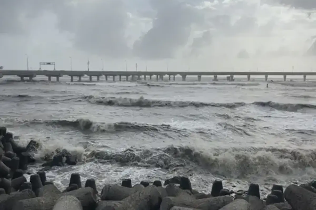 Mumbai: दिखने लगा बिपोर्जॉय तूफान का असर! जुहू बीच के पास समुद्र में डूबे पांच लड़के, एक को बचाया गया, 4 का रेस्क्यू ऑप्रेशन जारी