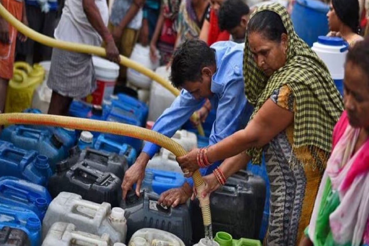 Noida: पानी की किल्लत से नोएडा में मचा हाहाकार, निवासियों को खुद के पैसे से मंगवाना पड़ रहा है टैंकर, खरीदना पड़ रहा है पीने का पानी