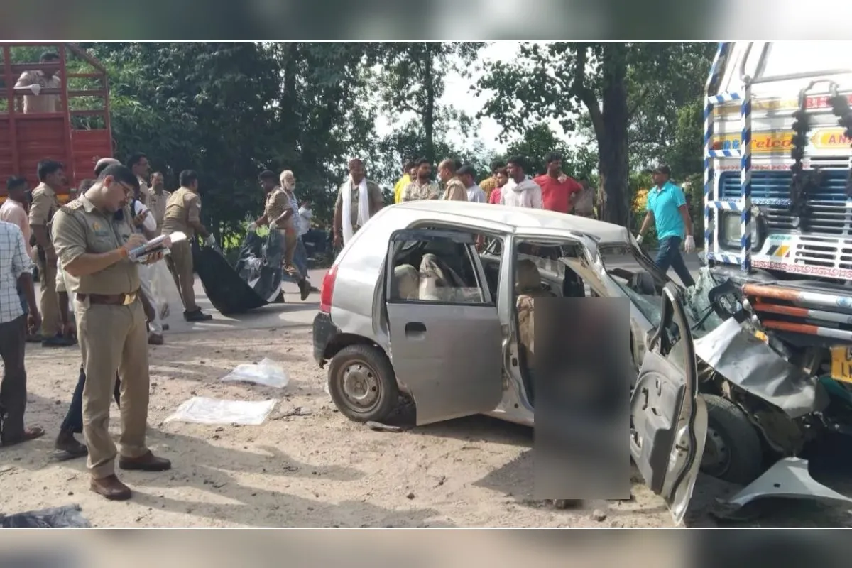 यूपी में भयंकर हादसा: अंतिम संस्कार में जा रहे लोगों की कार को ट्रक ने रौंदा, 2 महिलाओं समेत 5 की मौत