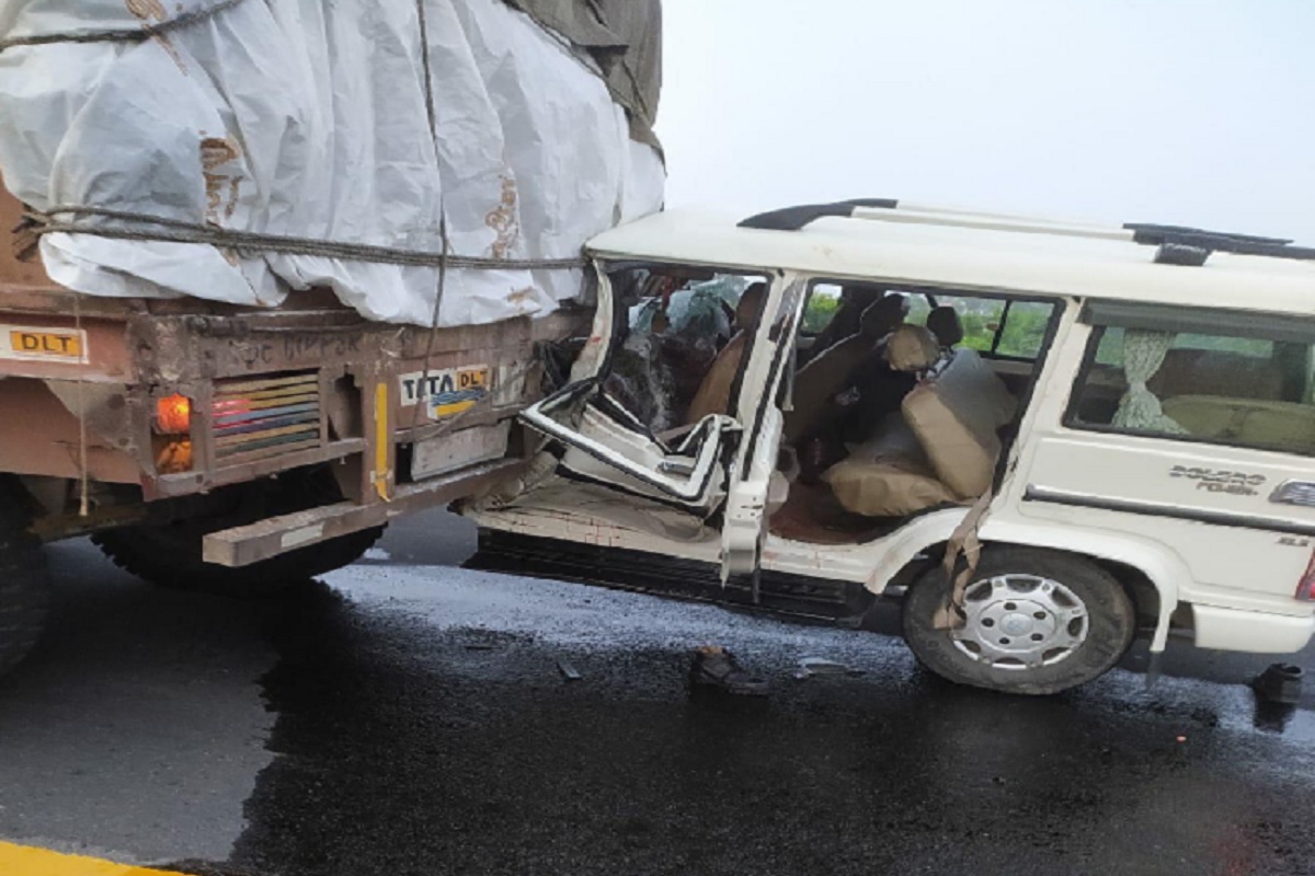 Firozabad: ट्रक के अंदर घुसी पुलिस की तेज रफ्तार बोलेरो, एक की मौत, सात घायल, दिल्ली से युवती को बरामद कर लौटते वक्त हुआ हादसा
