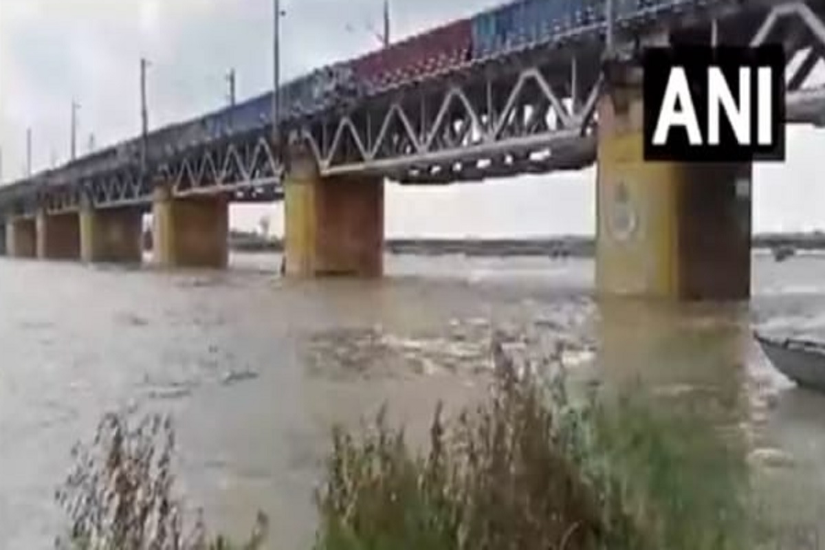 UP News: कानपुर-प्रयागराज में गंगा का जलस्तर बढ़ने से डूबे घाट, चेतावनी जारी, नौका संचालन पर लगी अस्थाई रोक