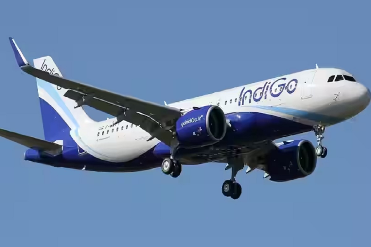 Indigo की उड़ती फ्लाइट में इमरजेंसी गेट खोलने लगा शख्स, मच गई अफरा-तफरी, और फिर…