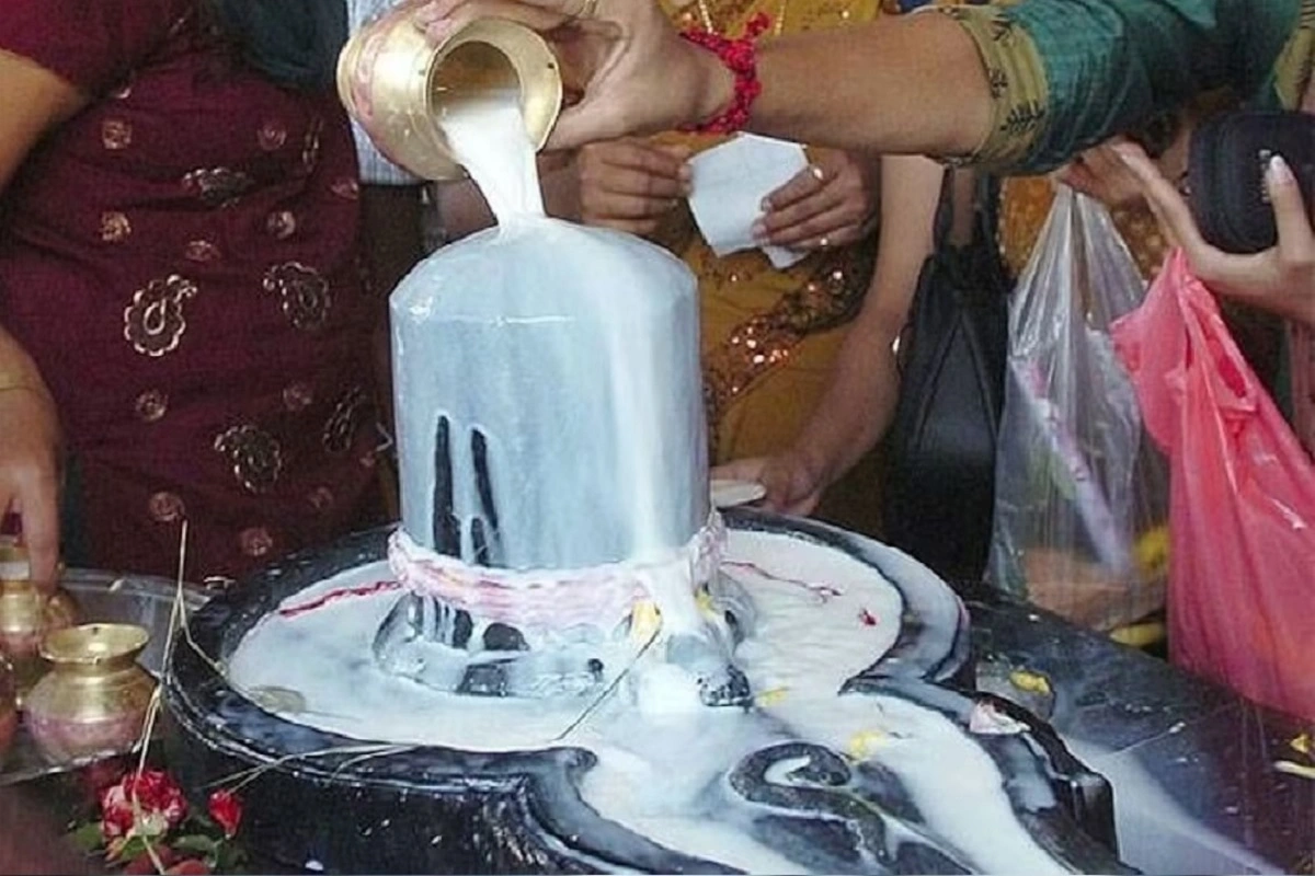जानें सावन में भगवान शिव का दूध से लेकर गन्ने के रस से क्यों करते हैं अभिषेक