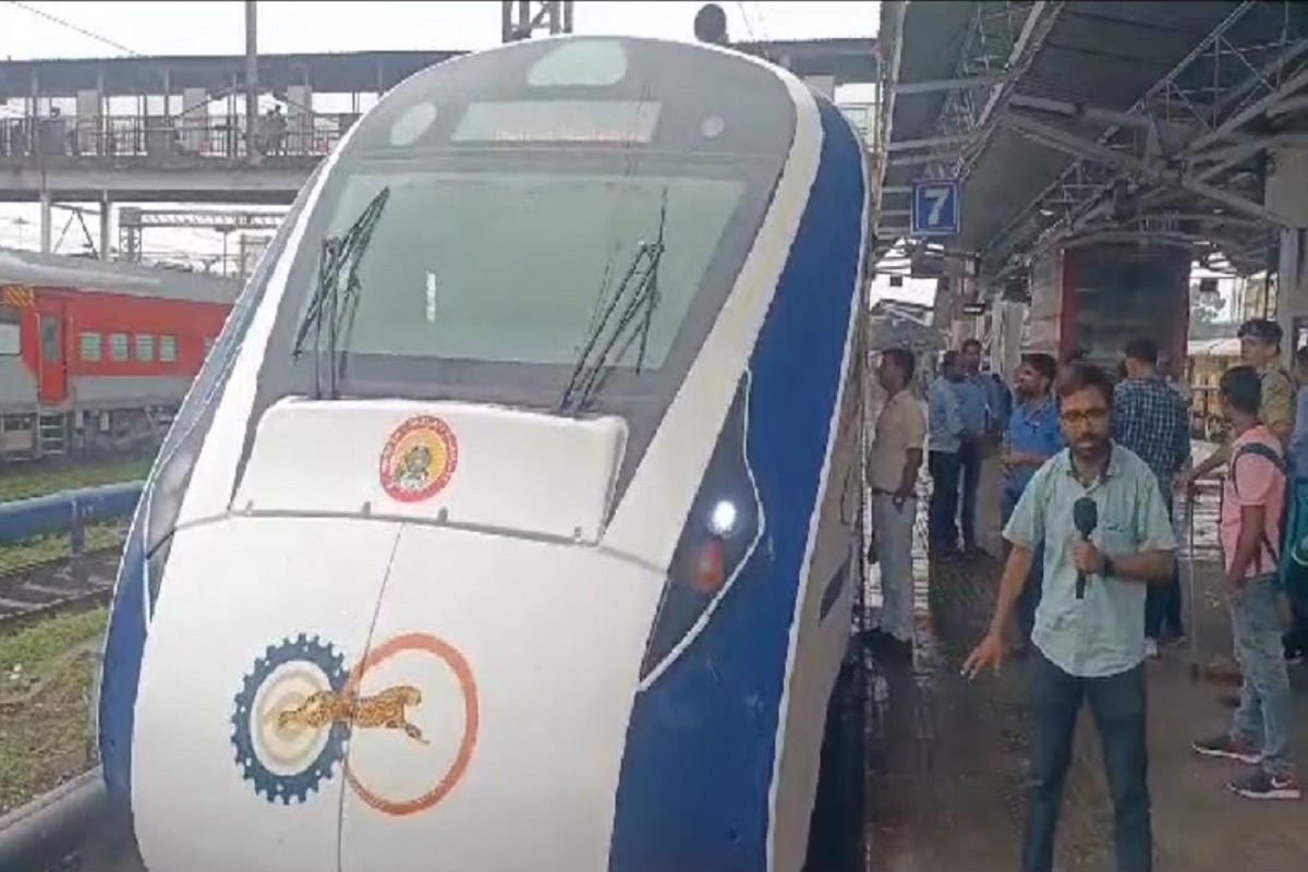 Vande Bharat Train: गोरखपुर से लखनऊ के बीच हुआ वंदे भारत का ट्रायल, जानें कहां-कहां होगा स्टॉपेज और कितना होगा किराया