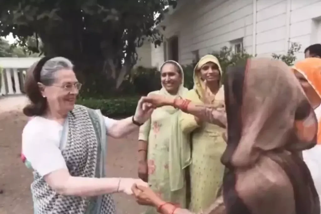 महिला किसानों के साथ Sonia Gandhi