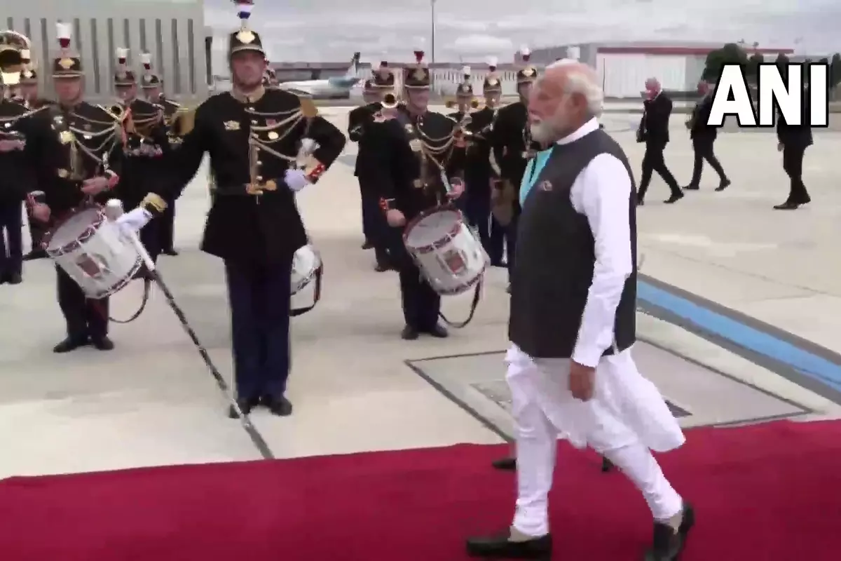 PM Modi France Visit: फ्रांस पहुंचे पीएम मोदी का एयरपोर्ट पर भव्य स्वागत, प्रवासी भारतीयों का किया अभिवादन, रात में मैंक्रों के साथ करेंगे प्राइवेट डिनर