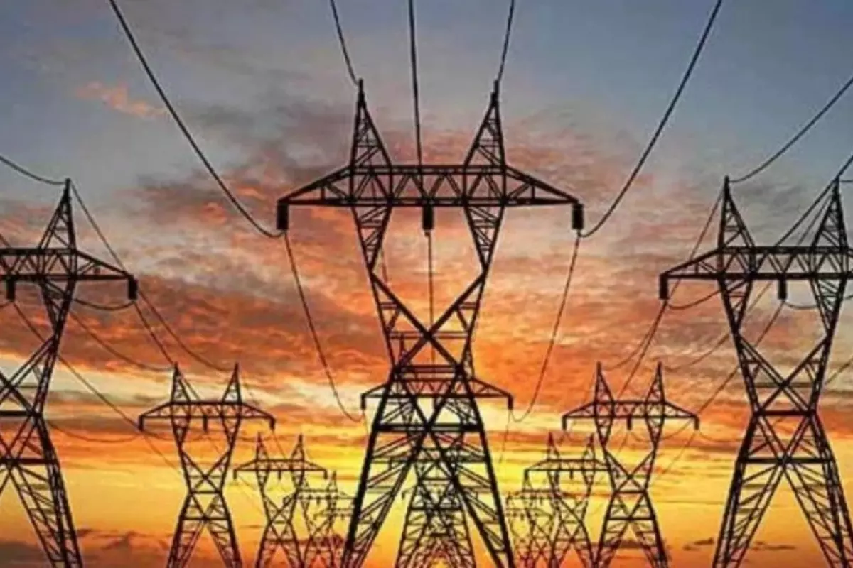 UP News: यूपी में बिजली चोरी पर लगाम लगाने की तैयारी में योगी सरकार, अधिकारियों को दिया गया निर्देश