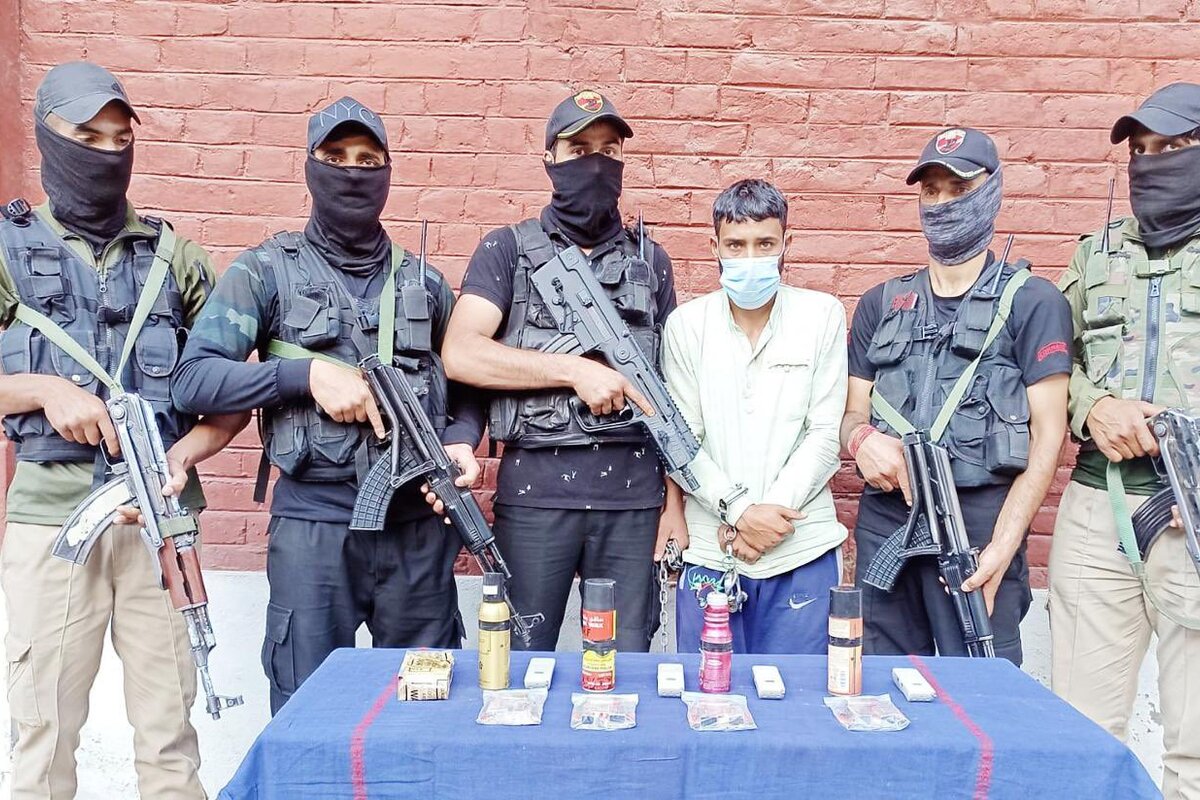 जम्मू-कश्मीर पुलिस की बड़ी कार्रवाई, परफ्यूम बोतल बमों के साथ पकड़ा गया लश्कर-ए-तैयबा का सहयोगी यासिर