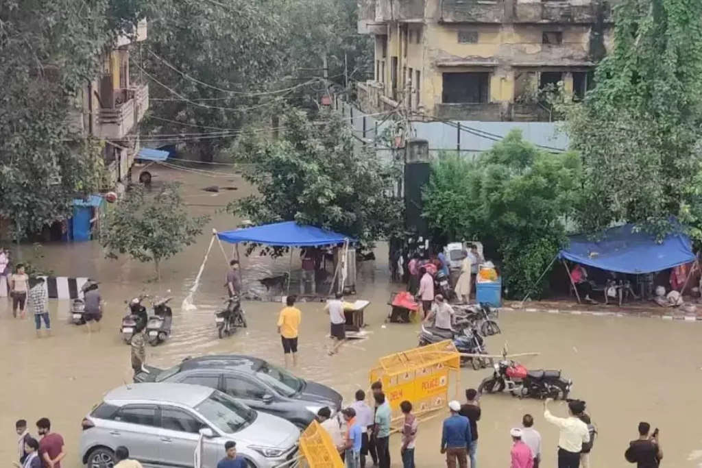 बाढ़ के कारण ट्रेफिक पुलिस ने जारी की एडवाइजरी