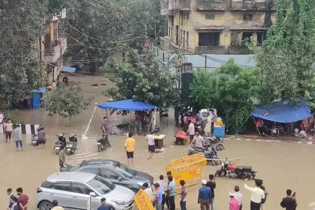 दिल्ली के सिविल लाइंस इलाके के बंगलों में घुसा पानी, मेट्रो भी हुई स्लो, स्कूल बंद करने के आदेश