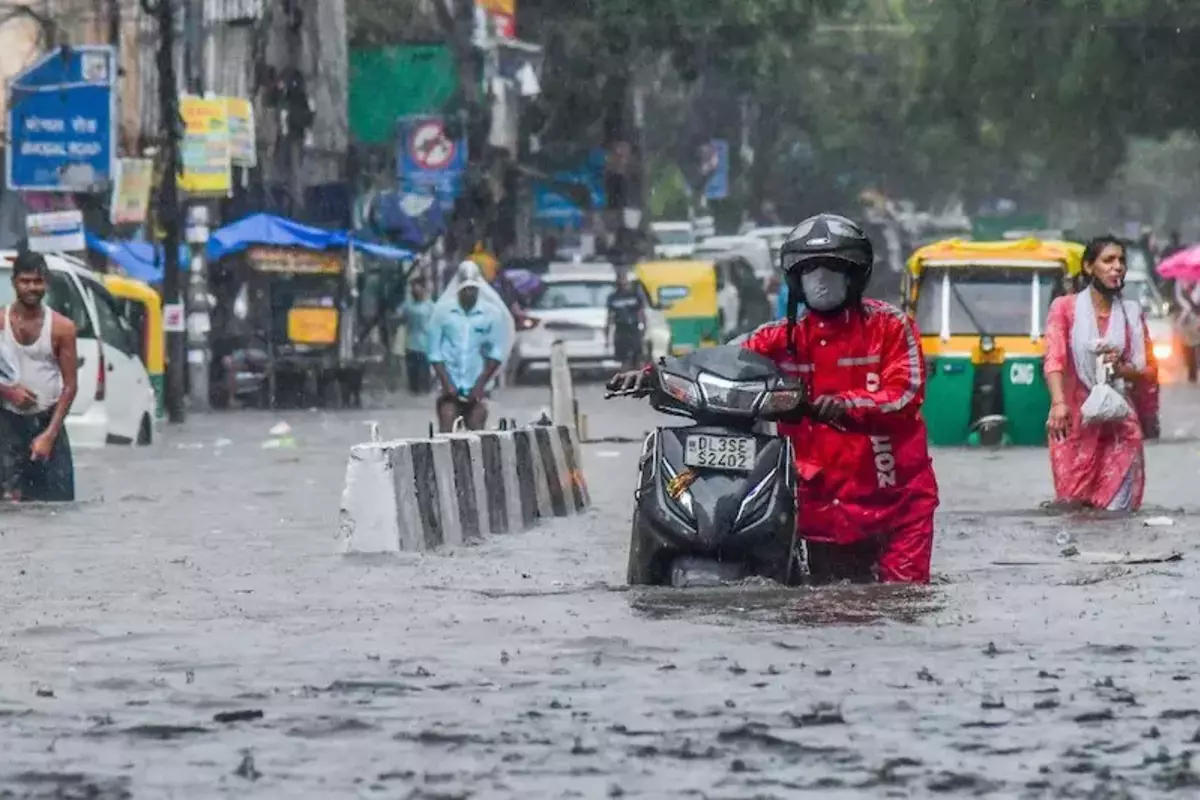 Delhi Rain: दिल्ली में बढ़ा बाढ़ का खतरा, लगातार 5 दिनों तक बरसेंगे बादल, मौसम विभाग ने जारी किया अलर्ट