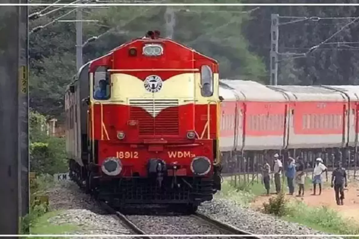 Bihar Train Ticket: छठ और दिवाली कैसे मनाएंगे परदेश में रहने वाले लोग ? नवंबर में इस तारीख तक फुल हुईं ट्रेनें