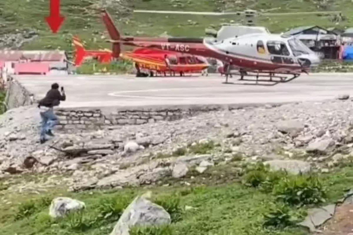 Viral Video: हेलीकॉप्टर के सामने शख्स ने खड़े होकर ली सेल्फी, उड़ान भरने में हुई दिक्कत, सुरक्षाकर्मियों ने सिखाया अच्छा सबक