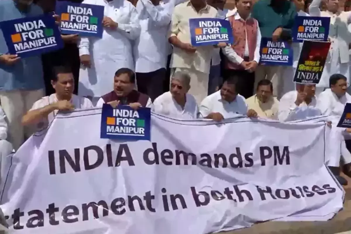 Manipur Video: पीएम मोदी की चुप्पी पर I.N.D.I.A ने संसद के बाहर किया प्रदर्शन, लगाए ‘इंसाफ करो, बंटवारा मत करो’ के नारे