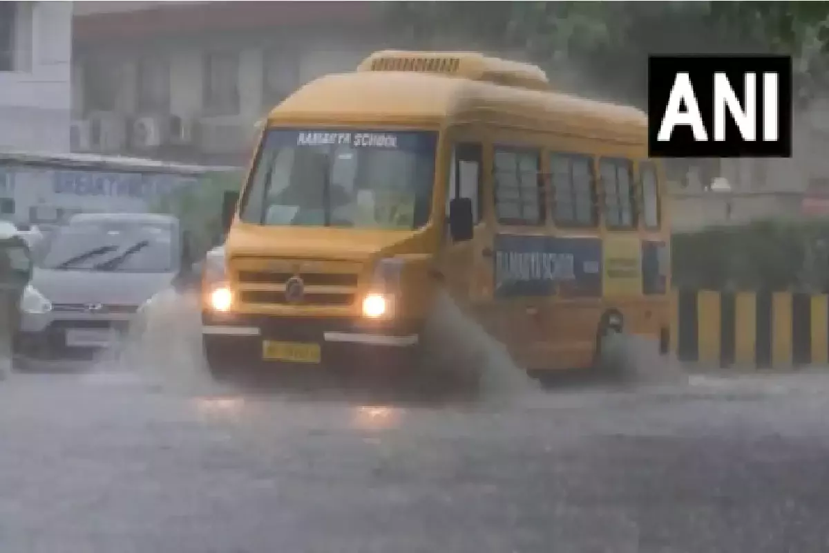 दिल्ली-एनसीआर में सुबह से शुरू हुई झमाझम बारिश, गर्मी से मिली राहत, लेकिन जलभराव ने बढ़ाई समस्या