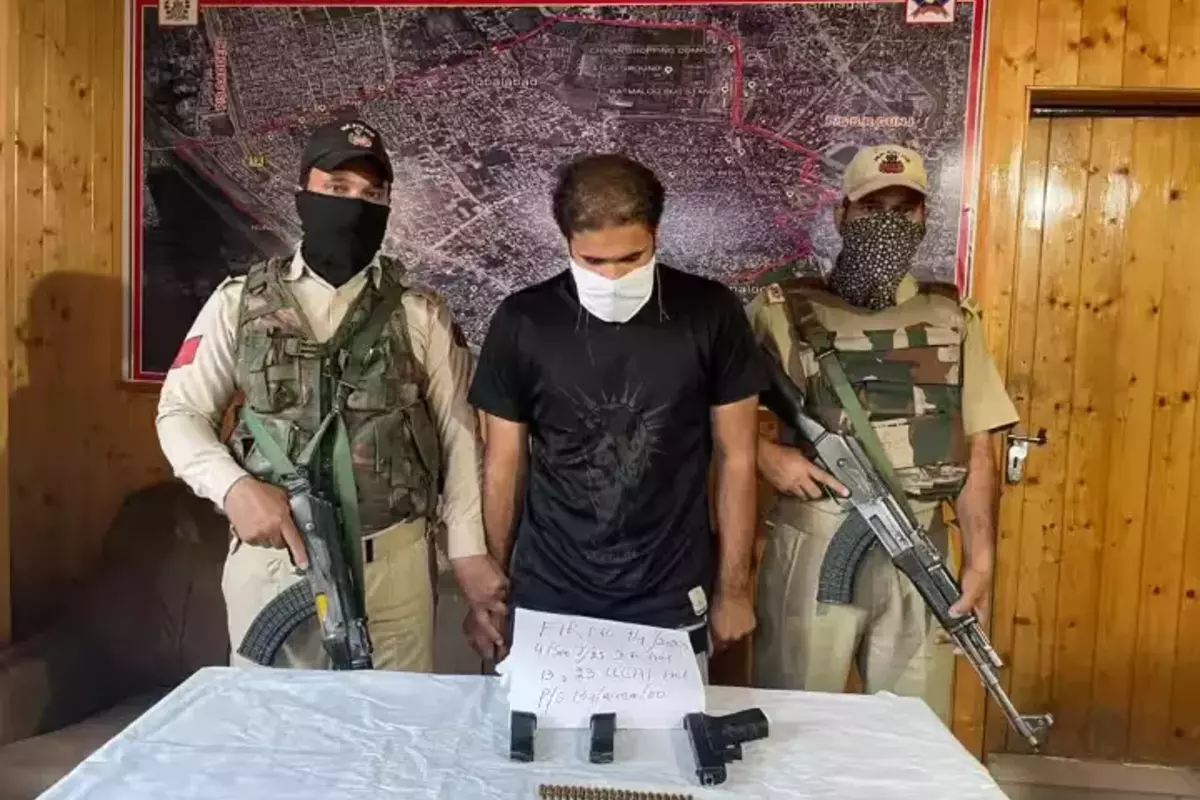 अल-बद्र संगठन से जुड़े आतंकी को श्रीनगर पुलिस ने किया गिरफ्तार, गोला-बारूद और हथियार बरामद