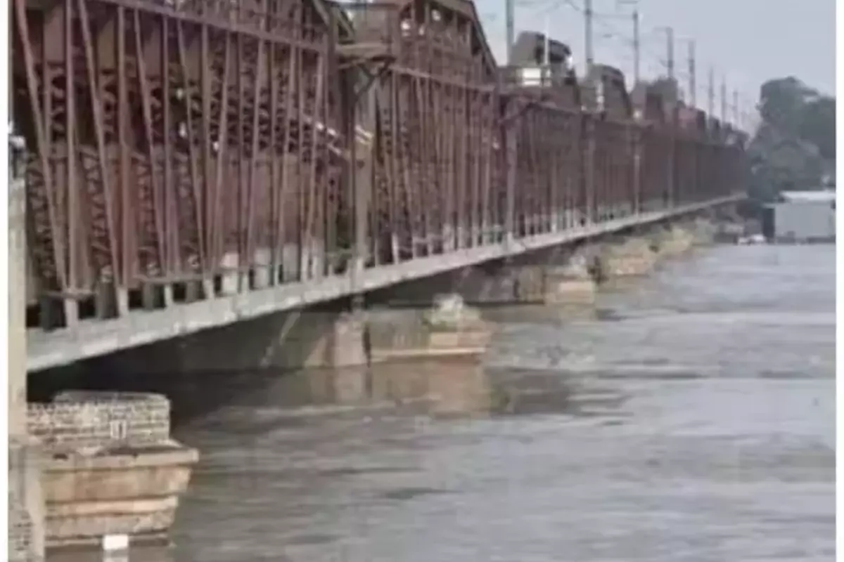 दिल्ली में बारिश से बाढ़ का खतरा बढ़ा, यमुना नदी में खतरे के निशान से ऊपर पहुंचा पानी, पुराने रेलवे पुल पर यातायात को किया गया बंद
