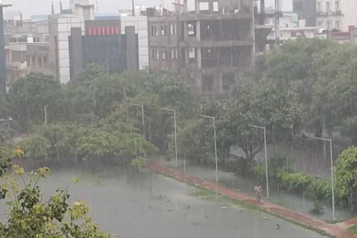 Weather Update: देशभर में भारी बारिश की ‘आफत’, राजधानी दिल्ली में स्कूल बंद, मौसम विभाग ने जारी किया अलर्ट
