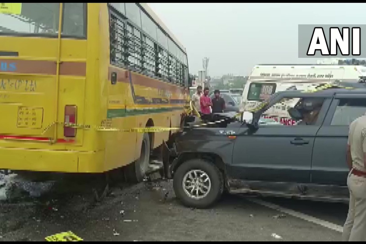 गाजियाबाद में दिल्ली-मेरठ एक्सप्रेस वे पर भीषण हादसा, स्कूल बस और कार की टक्कर में 6 लोगों की मौत