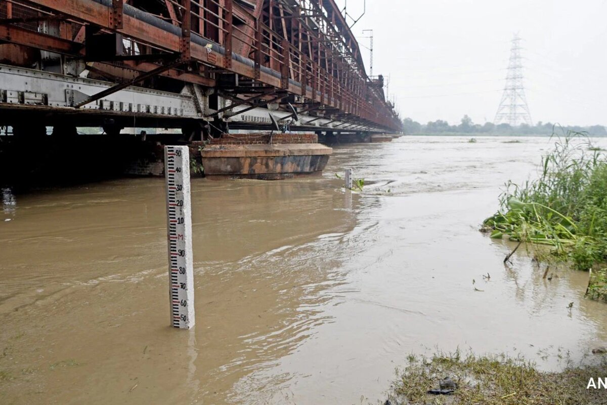 Delhi Yamuna: दिल्ली में यमुना नदी ने खतरे के निशान को किया पार