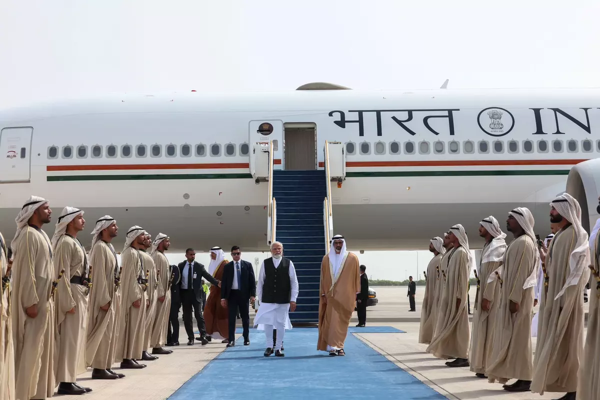 PM Modi UAE Visit: अबू धाबी पहुंचे पीएम मोदी, शहजादे जायद अल नाह्यान ने गर्मजोशी से किया स्वागत, PM ने ट्वीट कर कही ये बात…