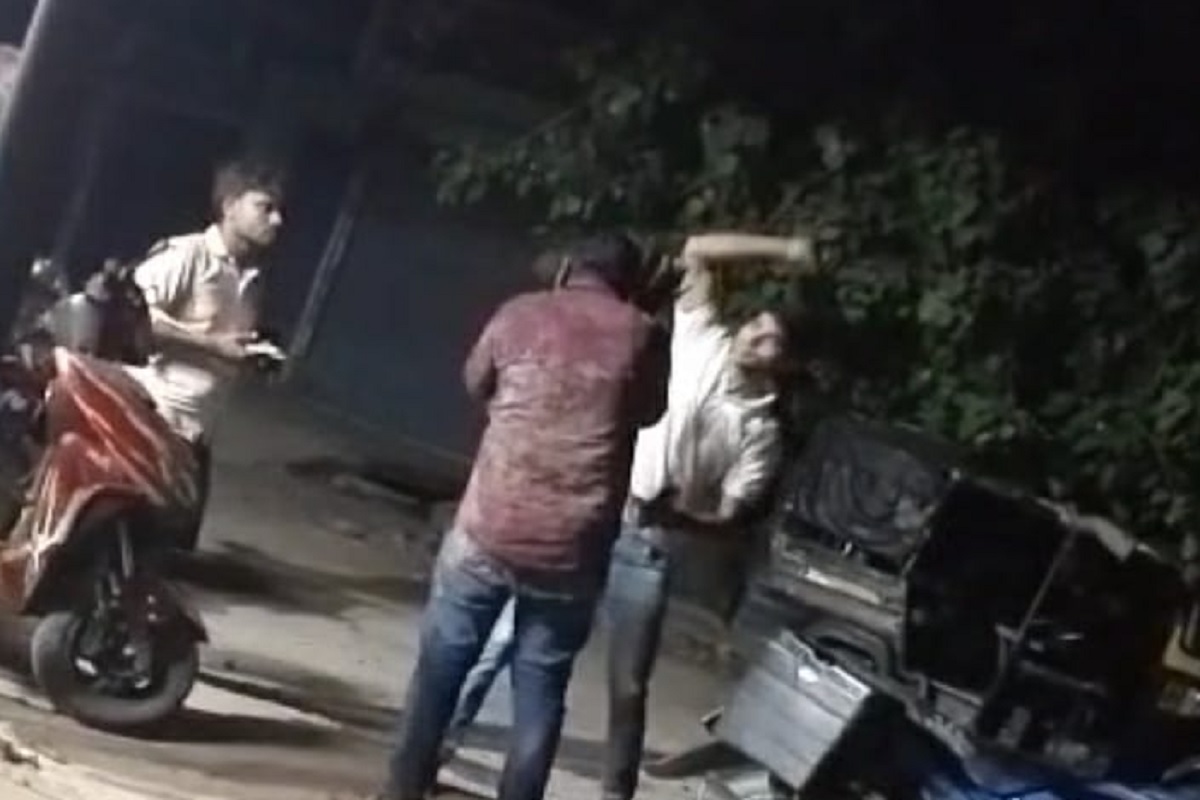 Hardoi: हरदोई में सिपाही ने युवक पर बरसाए 4 मिनट में 38 जूते, Video वायरल होने के बाद सस्पेंड