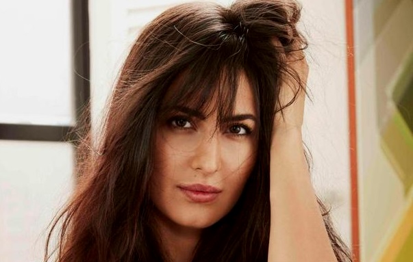 Katrina Kaif: एयरपोर्ट पर दिखीं कैटरीना कैफ तो सेल्‍फी लेने उमड़ पड़े फैंस, सिक्योरिटी गार्ड्स ने मारा धक्का, वायरल हुआ VIDEO