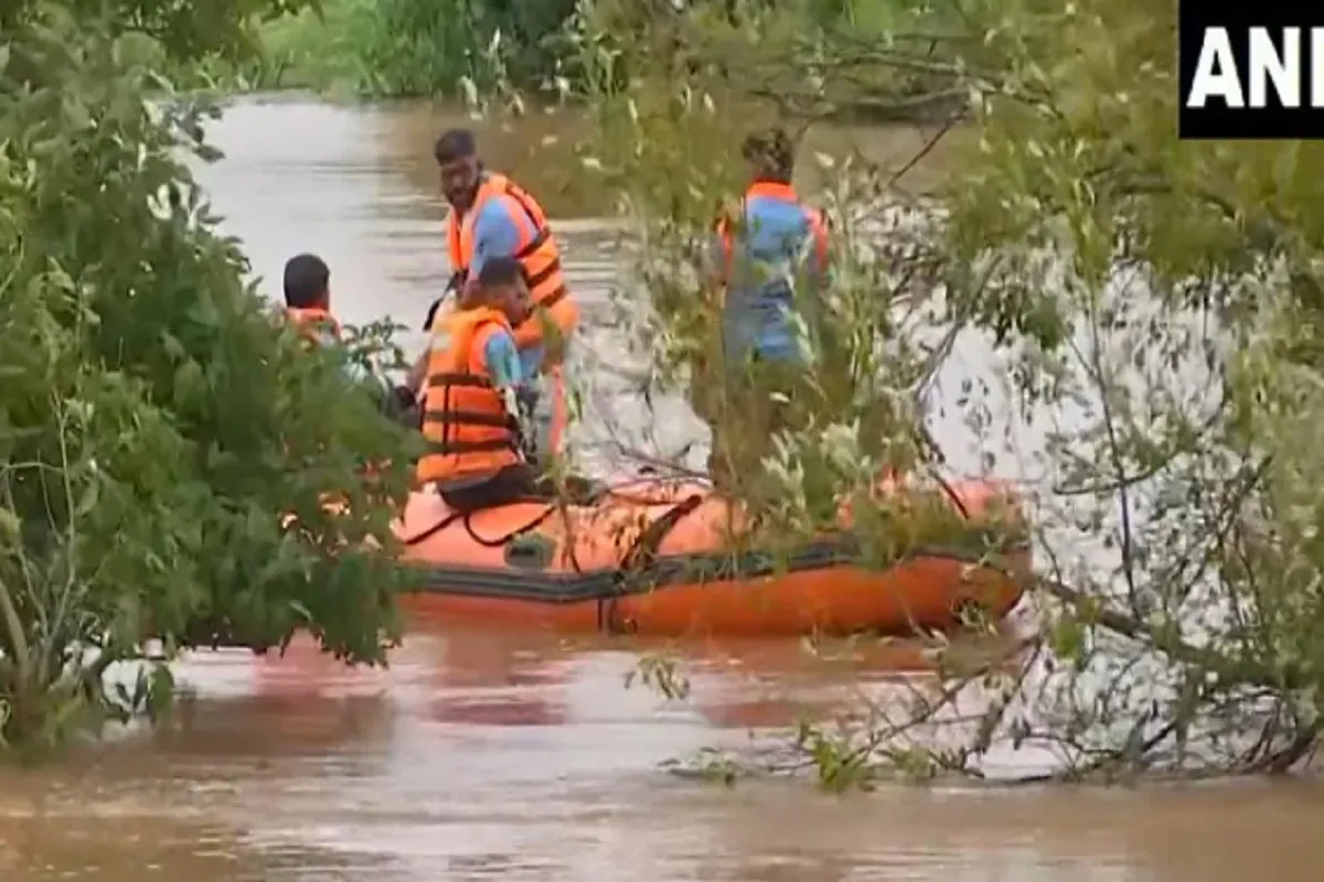 VIDEO: कोल्हापुर में उफनती नदी के बीच फंसा रहा शख्स, 12 घंटे बाद किया गया रेस्क्यू