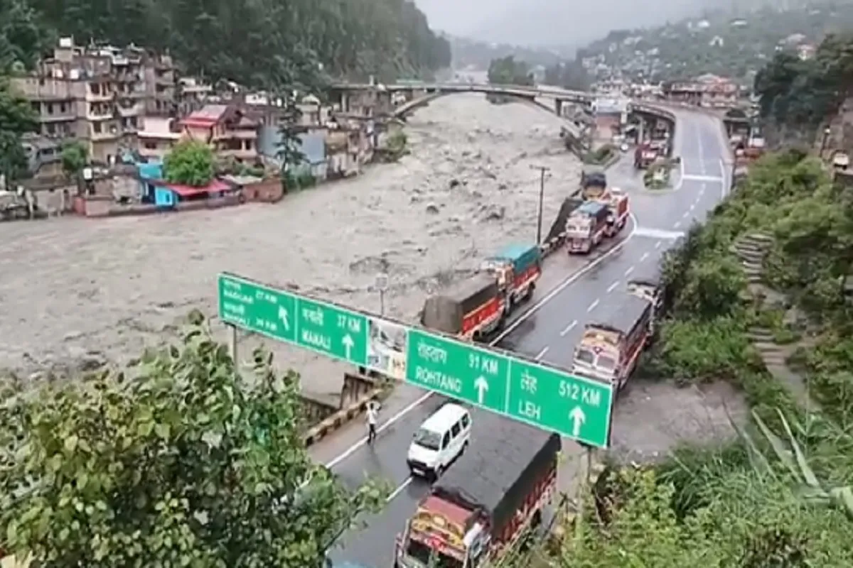 Himachal Pradesh: कुल्लू में भारी बारिश के कारण ब्यास नदी उफान पर, नेशनल हाईवे 3 का एक हिस्सा बहा, एटीएम बूथ भी पानी में समाए