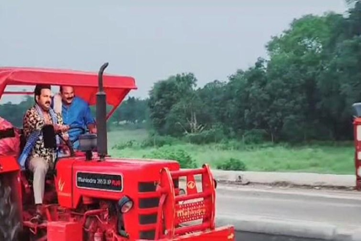 Pawan Singh Video: लखनऊ की सड़कों पर ट्रैक्टर चलाते नजर आए पावर स्टार पवन सिंह, इस फिल्म के सेट से लीक हुआ वीडियो, देखिए